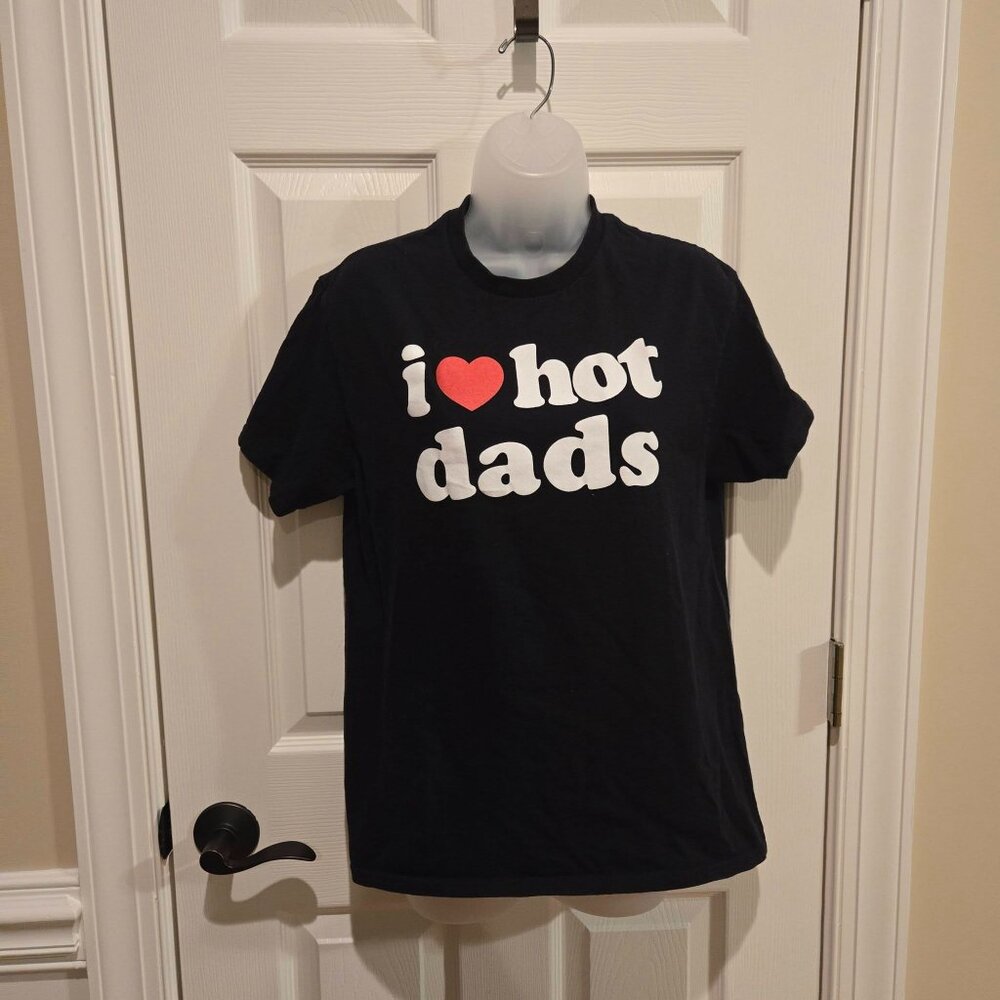 Spencer's Danny Duncan I Love Hot Dads Graphic Humor T-Shirt Size Medium